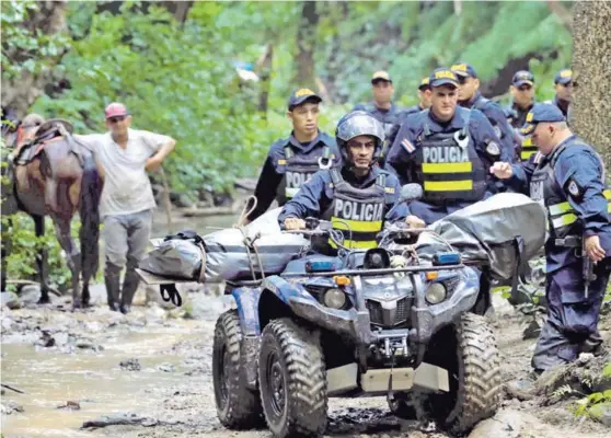  ?? ALONSO TENORIO/ARCHIVO ?? Hace un año, oficiales caminaron tres horas entre la montaña para sacar tres de los cinco cuerpos de la matanza en La Cruz.