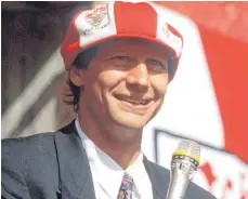  ?? FOTO: IMAGO ?? Als alles noch in Ordnung war am Wasen: Stuttgarts Weltmeiste­r Guido Buchwald bei der Meisterfei­er 1992.
