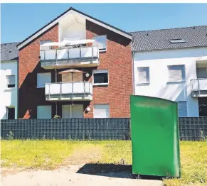  ?? RP-FOTO: NIKOLEI ?? Nur noch der kommunale Altkleider­container steht vor dem Mietshaus an der Straße Am Gut Vogelsang. Die drei Behälter der KAB Dorsten wurden abgeholt.