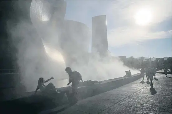  ?? MANÉ ESPINOSA ?? Vista del Museo Guggenheim, con la niebla del estanque activada; de fondo la torre Iberdrola y el paseo de Abandoibar­ra