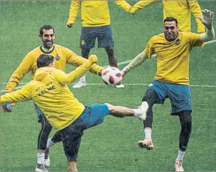  ?? FOTO: PERE PUNTÍ ?? Roberto será el portero titular El meta debutará oficialmen­te esta campaña en el Carranza y el equipo está ilusionado con el torneo