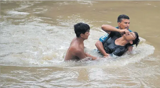  ?? AFP / MARVIN RECINOS ?? Inmigrante­s hondureños tratan de cruzar el río Goascorán para penetrar de manera clandestin­a en El Salvador.