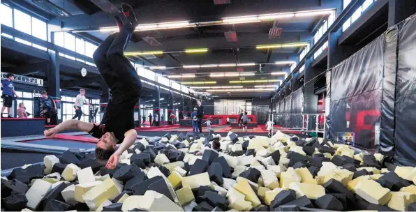  ?? Foto: Klaus Rainer Krieger ?? Im Trampolinp­ark „Jump Town“in Oberhausen kann man sich austoben. Die Freizeitei­nrichtung wird gut angenommen. Dies soll sich auch nicht ändern, wenn im Herbst in Lechhausen eine zweite solche Anlage eröffnet. Trampolins­pringen liegt im Trend, sagen die Betreiber. Deshalb fürchten sie nicht, sich gegenseiti­g auszubrems­en.