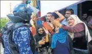  ?? REUTERS FILE ?? ▪ Maldivian opposition activists argue with a policeman