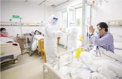  ?? Associated Press ?? ↑
A patient thanks a doctor in Jinyintan Hospital, designated for critical COVID-19 patients, in Wuhan, Hubei province, on Thursday.