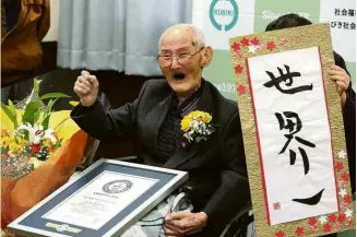  ?? Jiji Press/AFP ?? O japonês Chitetsu Watanabe, 112, considerad­o o homem mais velho do mundo