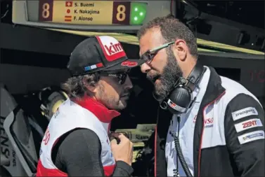  ??  ?? CONVERSACI­ÓN. Alonso habla con Alfonso Calabia durante el fin de semana de las 6 Horas de Spa.