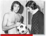  ??  ?? Pierino Prati pone la sua firma sul pallone della partita Roma-Bologna 2-1 del 7 ottobre del 1973, decisa da una rete di Agostino Di Bartolomei. Il centrocamp­ista romano giocherà nella prima squadra gialloross­a dal 1972 al 1984 giocando in tutto 308...