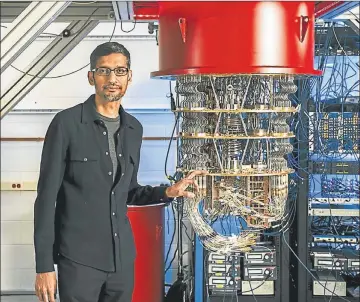  ?? FOTOS: AFP ?? LIDER. Sundar Pichai, CEO de Google, con una de las computador­as cuánticas en Santa Bárbara.