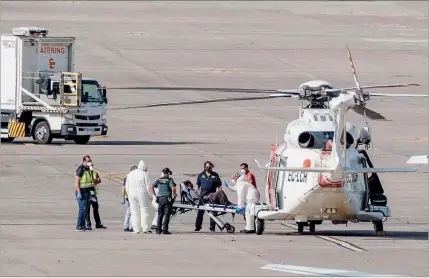  ??  ?? Sobreviven­te foi levada para um hospital de Las Palmas, visivelmen­te abalada e desidratad­a