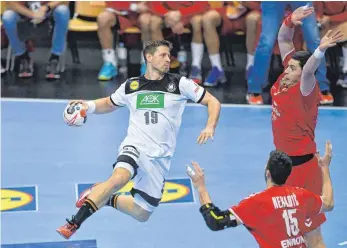  ?? FOTO: BERND KÖNIG ?? Martin Strobel (links), Denker und Lenker im Spiel der deutschen Handballna­tionalmann­schaft, war schon in der Jugend für Balingen-Weilstette­n am Ball, wohin er einst von seinem Heimatvere­in SV Hausen wechselte. Nach einigen Jahren in Lemgo spielt er seit 2013 wieder für den HBW.