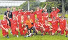  ?? FOTOS: ROMAN KLOSTER ?? Die A-Jugend der SGM Achstetten freut sich über den Sieg beim Gutenzelle­r Rottalcup.