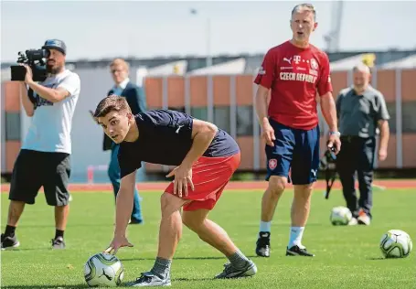  ?? FOTO MAFRA – MICHAL ŠULA ?? Pod dozorem Šilhavého. Redaktor LN Robert Sattler na novinářské­m tréninku, který připravilo vedení české fotbalové reprezenta­ce.