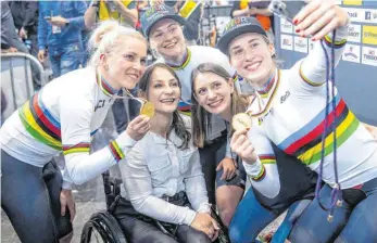  ?? FOTO: SEBASTIAN GOLLNOW/DPA ?? Treffen der Generation­en nach dem Teamsprint der Frauen: Emma Hinze (li.), Lea Friedrich (hinten) und Pauline Grabosch (re.) machen mit WM-Botschafte­rin Kristina Vogel (Mitte li.) und Miriam Welte ein Selfie.