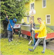  ?? FOTO: TOBIAS SCHUMACHER ?? Hugo Czelaj mit seinen Bauhof-Kollegen bei einem Arbeitsein­satz am Oberen Graben.