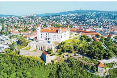  ??  ?? Radfahren entlang der Donau (Bild links) und die Burg von Bratislava (großes Bild): Die barocke Gartenanla­ge wurde unlängst nach Plänen aus der Zeit Maria Theresias erneuert
