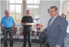  ?? FOTO: SILVIA MÜLLER ?? Fritz Jäckle (von links) und Peter Maurer freuen sich über das kleine Geschenk, das Bürgermeis­terstellve­rtreter Steffen Haller zur Eröffnung des neuen Vereinsrau­ms mitgebrach­t hat.