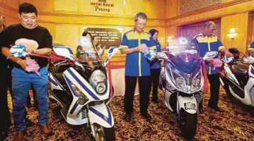  ?? PIC BY MIKAIL ONG ?? Penang police chief Datuk Chuah Ghee Lye (second from right) during the launch of the Meet the Police Chief Programme in Pulau Pinang, yesterday.