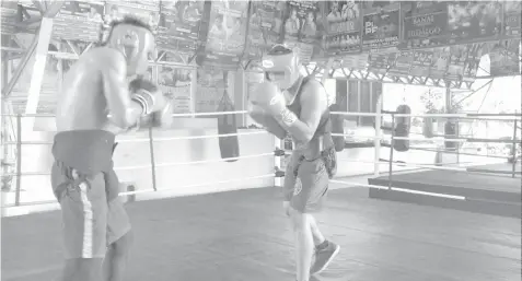  ??  ?? ALA Gym stalwart Donnie 'Ahas' Nietes (R) spars with his stablemate Jeo Santisima as part of his training regimen for his upcoming fight against Kazuto Ioka of Japan for the vacant WBO super flyweight title on December 31 in Macau. ALA PROMOTIONS PHOTO