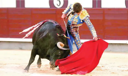  ?? JESÚS G. FERIA ?? Roca Rey, ayer en Las Ventas, da un pase a uno de Victoriano