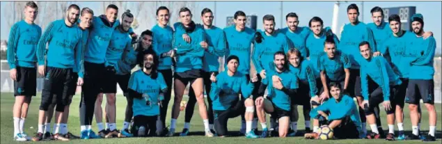 ??  ?? FOTO DE FAMILIA. Los jugadores del Real Madrid posaron así ayer en Valdebebas después del último entrenamie­nto de los hombres de Zidane antes del Clásico.