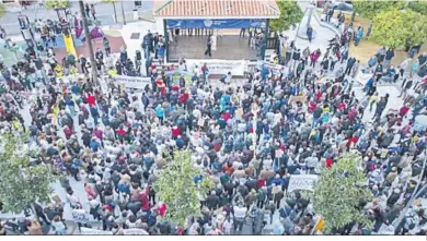  ?? ?? Manifestan­tes en Coín contra el complejo deportivo de los bisnietos de Franco.