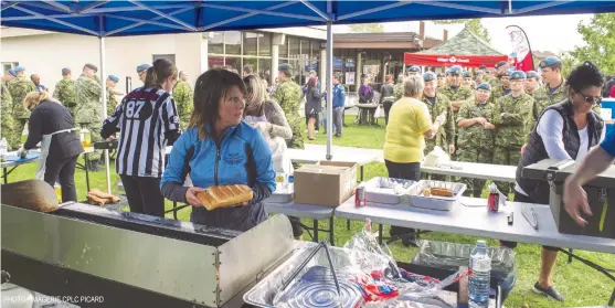  ?? PHOTO : IMAGERIE CPLC PICARD ?? Les participan­ts à la journée de festivités ont eu droit à un dîner hot- dog et zucchinis grillés préparé par une troupe de bénévoles.