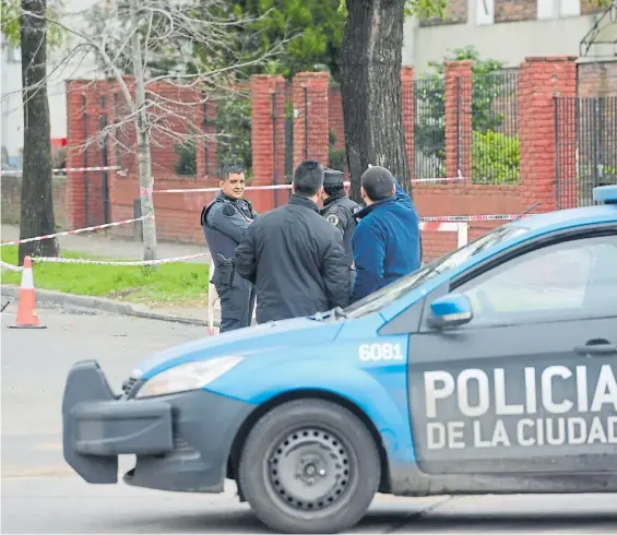  ?? DAVID FERNÁNDEZ ?? El lugar. La policía cercó la calle de entrada al club Alvear donde la barra comía un asado hasta que llegaron los hijos del viejo jefe.