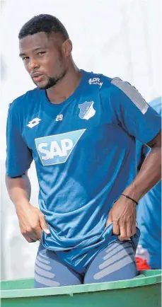  ?? FOTO: DPA ?? Abkühlung tut not: Wer im Hochsommer Sport macht wie der Hoffenheim­er Serge Gnaby, der steigt gerne mal in die Eistonne.