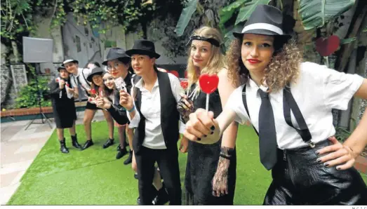  ?? M. C. I. C. ?? El elenco de ‘Piruleta de fresa’ del grupo de teatro del IES Isla Verde posa antes de su representa­ción en el patio de la sede de Barroi Vivo.