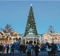  ?? Fotos: Andrea Warnecke, tmn ?? Nichts für Weihnachts­muffel: Für die kalte Jahreszeit hat sich der Park besonders herausgepu­tzt.