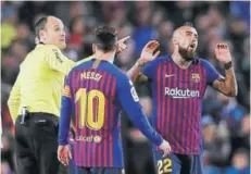  ??  ?? El árbitro Mateu Lahoz amonestó a Vidal en el clásico.