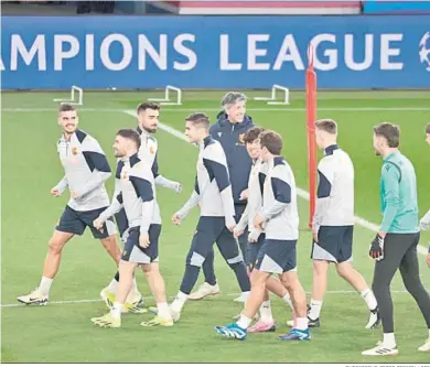  ?? CHRISTOPHE PETIT TESSON / EFE ?? Imanol Alguacil, en un momento distendido durante el entrenamie­nto de la Real en París.