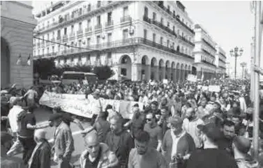  ??  ?? Les manifestan­ts ont réaffirmé leur position pour le rejet des législativ­es du 12 juin prochain