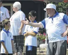  ?? Paul Amos FM2735063 ?? HANDING OUT GUIDANCE: One of the Whistable bowlers gives some advice to the youngsters