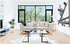  ?? DESIGN RECIPES ?? Left: Black accents in the artwork in this living space serve to both contrast and complement a room in which white and taupe are used. Right: Black furniture creates an elegant look in this master bedroom.