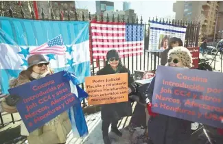  ?? F.E. ?? Hondureños protestan en las afueras de la corte en Nueva York.