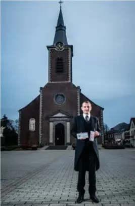  ?? FOTO RAYMOND LEMMENS ?? Daan Franken toont zijn boete. “Maar een bordje ‘begrafenis­ondernemer in dienst’ geeft geen vrijstelli­ng”, klinkt het bij VIAS.