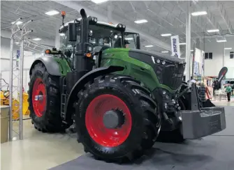  ??  ?? Le tracteur Fendt 1000 Vario avait de quoi attirer les regards avec son moteur de 500 ch à faible révolution (1 700 tr/min).