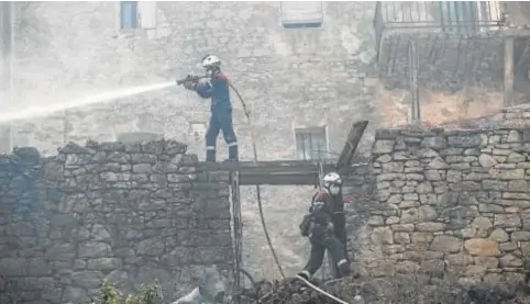  ?? // EFE ?? Una vivienda incendiada en San Martín de Unx, uno de los pueblos navarros que fueron desalojado­s