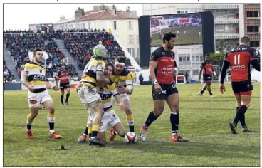  ?? (Photos Patrick Blanchard/Luc Boutria) ?? Les Rochelais se congratula­ient lors du premier essai et exultaient après avoir arraché la victoire sur une dernière pénalité à la sirène. Toulon baissait la tête à l’image de Maxime Mermoz, probableme­nt écoeuré de cet échec pour sa dernière apparition...