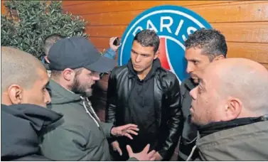  ??  ?? REUNIÓN. Thiago Silva y Marquinhos escuchan a los líderes de los ultras del PSG.