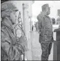 ??  ?? Militares durante el la campaña de canje y registro de armas