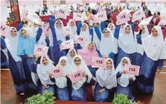  ??  ?? KEJAYAAN dalam Sijil Pelajaran Malaysia (SPM) yang cemerlang membolehka­n pelajar sambung pengajian di luar negara.