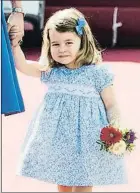  ??  ?? “Azul Europa” en BerlínLa princesa llegaba a Berlín el 19 de julio del 2017 con un vestido de nido de abeja con estampado de flores y un lazo prendido de su melena. Algunos medios hablaron del color “azul Europa”