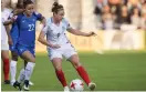  ?? PASMAN
FOTO: EPA/ERIK ?? ENSAM MåLSKYTT. Englands Jodie Taylor (t.h.) var matchhjält­e i kvartsfina­len mot Frankrike.