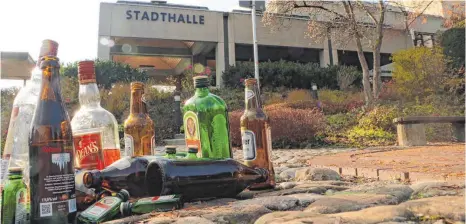  ?? FOTO: TANJA BOSCH ?? Leere Flaschen vor der Stadthalle Biberach: So ähnlich sieht es oftmals nach dem Wochenende aus. Vor allem in den Sommermona­ten haben die öffentlich­en Trinkgelag­e zugenommen.