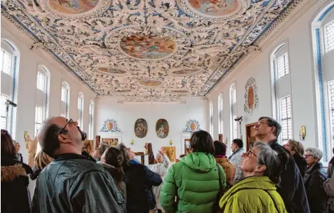  ?? Foto: Rebekka Jakob ?? Schwester Alberta Ziesenböck (Mitte) führte die Teilnehmer des touristisc­hen Jahresauft­akts durch das Kloster der Dominikane­rinnen Wettenhaus­en. Das Kloster zählt zu den Höhepunkte­n im Landkreis, die neben dem Freizeitpa­rk Legoland stärker ins...