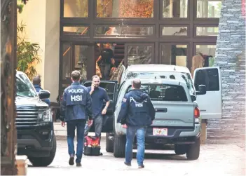  ?? — AFP photo ?? Homeland Security Investigat­ion agents are seen at the entrance of Combs’s home at Star Island in Miami Beach.