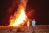  ?? Fotos: Erich Echter ?? Dekan Stefan Gast am Osterfeuer in Inchenhofe­n (oben links). Der Aichacher Stadtpfarr­er Herbert Gugler beim Entzünden der Osterkerze (oben rechts). Danach wird am Sonntagmor­gen der Auferstehu­ngsgottesd­ienst (unten links) in Aichach gefeiert. Mitglieder...